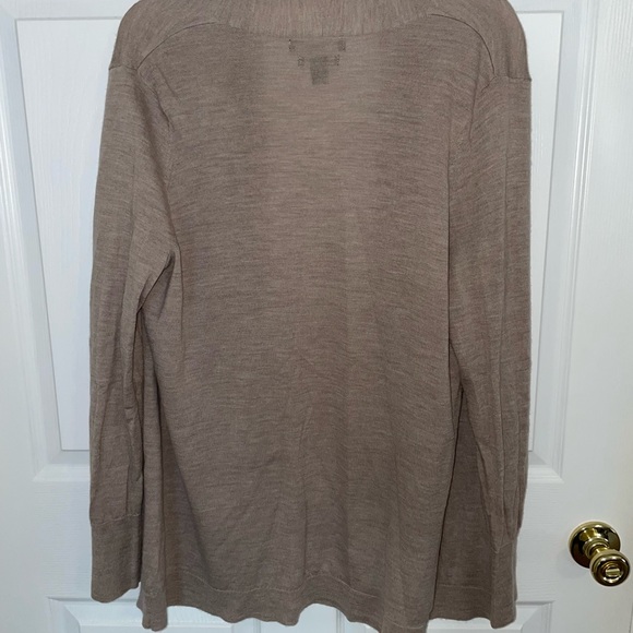Tahari- Tan lightweight sweater 

Extra fine Marino wool
Size 1x
Tan
Gen… - Picture 5 of 5